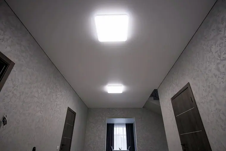 Двухуровневый натяжной потолок